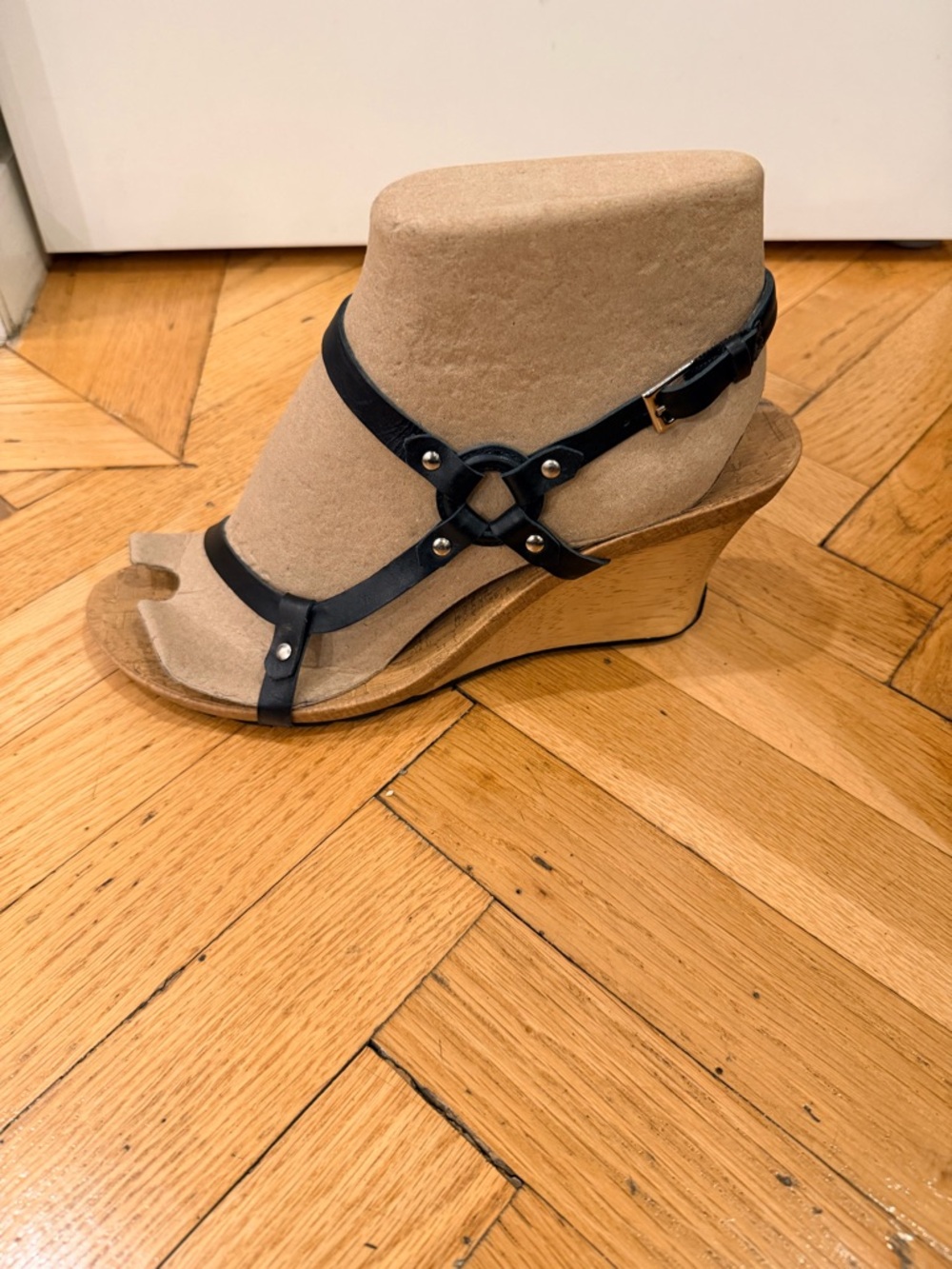 Kenneth Cole Reaction Black Strap Wedge Sandals Size 11 – Cork/Wood Wedge, 3.5” - Picture 2 of 5